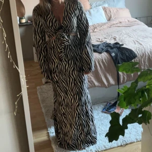 Långklänning - Oanvänd klänning från Boohoo som jag säljer då den inte passade💕stl 38 men skulle säga att den också passar 36.