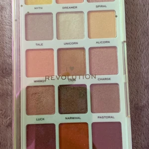 Ögonskugga - Säljer en ögonskugga som är lite testad men är ändå som ny , 50 kr