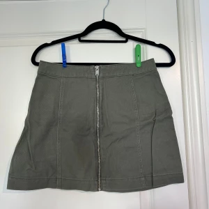 Kjol - Grön jeans kjol med dragkedja från HM. Fint skick och frakt tillkommer.