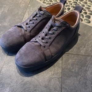 Gråa loubs  - Gråa loubs i storlek 43, använda Max 10 gånger, köpta här på Plick för 4500kr fick med kvitto men slarvat bort kan leta efter om de e så och oklart om dom är äkta elelr inte, vid intresse kom dm för fler bilder pris går att diskutera