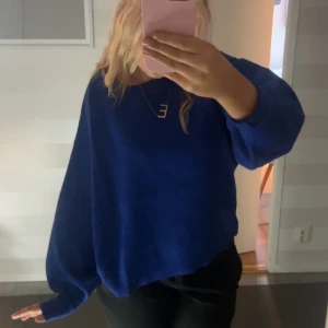 Blå träja - En JÄTTEFIN blå tröja med de finaste glitter detaljerna någonsin!!