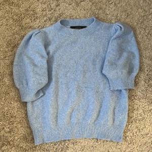  Stickad kortärmad  -  Snygg stickad tröja från Vera Moda är väldigt bra skick skitsnygg 💕