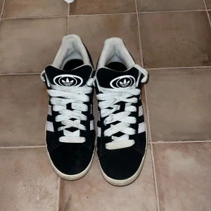 Adidas campus 00s - adidas campus 00s svart/vit 45,1/3 använda ett fåtal gånger och inga synliga defekter jag tvättar skor + snören innan leverans låda ingår självklart  nypris 1600 TA CHANSEN PÅ SVINBRA DEAL