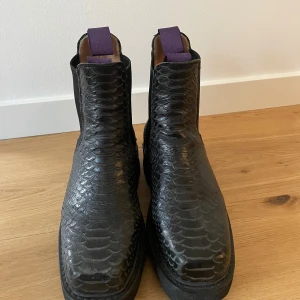 Eytys - kängor - Sällan använda kängor från Eytys. Smått tecken på användning på undersidan av skon (normalt slitage), men knappt märkbart. Med snyggt lädermönster som passar att ha närsom. Hör av er vid intresse och frågor.