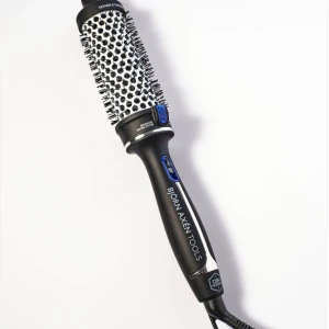 Björn Axén värmeborste - Fick i julklapp men har inte kommit till användning mycket, max 3 gånger. Finns inga defekter och den funkar som vanligt 💕nypris ca 700kr men säljer för 450, kan gå ner i pris vid en snabb affär. Förpackning saknas