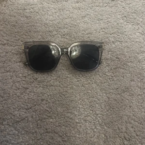 Gråa solglasögon  - De är aldrig använda 