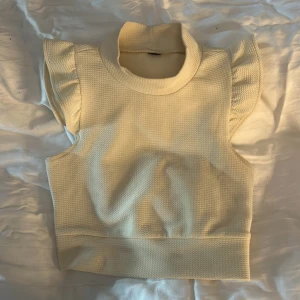 Beige top - Har två fläckar som inte går bort i tvätten längs ner på toppen, annars i bra skick. Brukar ha S och M i kläder och nu passar den tyvärr inte🤍