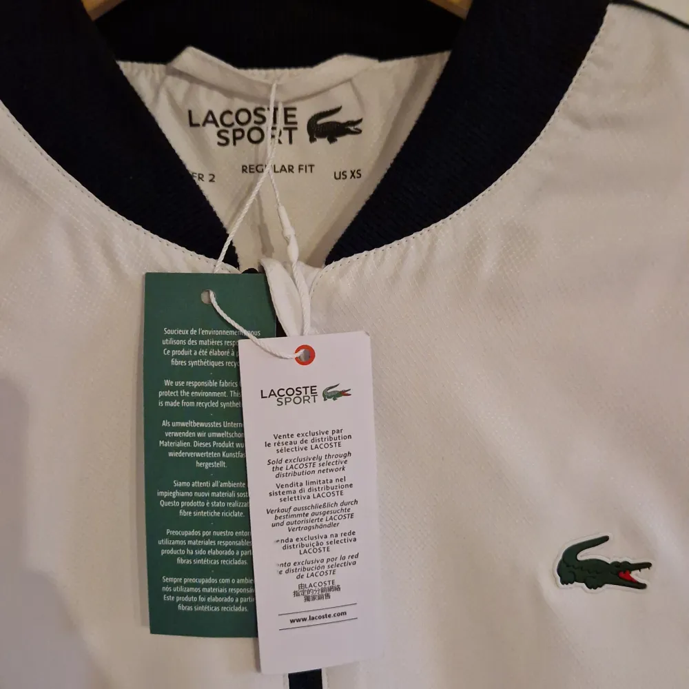 Helt ny Lacoste jacka. Köpt i Nederländerna för 240 EUR vilket motsvarar runt 2800 KR. Har aldrig använt denna så den är i skit bra kondition. Priset är inte hugget i sten.. Jackor.