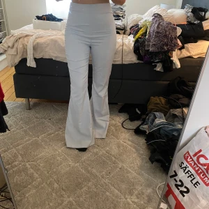 Kostymbyxor  - Fina ljusblå kostymbyxor i s/m använda få gånger