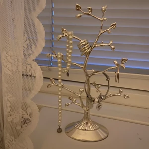 Träd smyckeshängare - Jättefin och rymmer massa smycken, inga skador 💗🍨