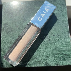 En inprincip helt ny caia concealer  - Concealern är testad på handen 1-3 gånger men det är verkligen inte mycket som har gått åt , så den är inprincip helt full🩷🥳