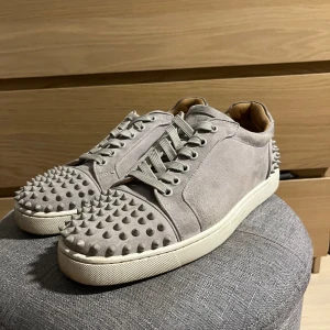 Louboutin skor - Schyssta Louboutin skor. I använt skick, smutsen på sulan är inte permanent utan går att tvätta bort  Riktigt snygga och stiliga skor, många komplimanger.  Tveka inte på att att höra av dig vid funderingar!