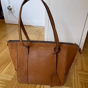 SDLR-Sandler väska i skinn  - En vintage SDLR väska från 1986 i mycket bra skick💕 Nypris: 2000kr