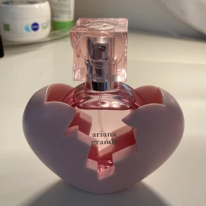 Arina grande parfym 30ml ”thank you next” - Jätte bra parfym, den håller jätte bra, testad fåtal gånger men inte kommit till användning köpt för ca 2månader sen