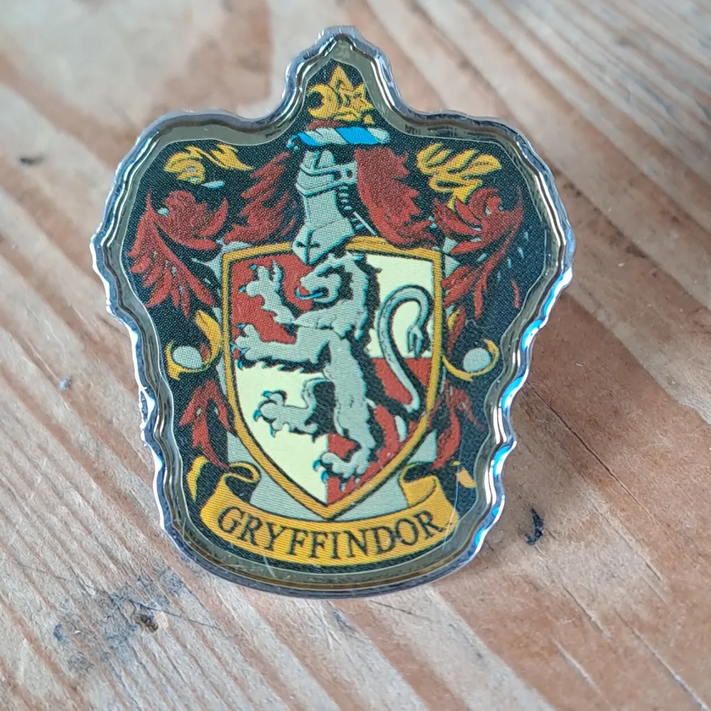 Harry Potter pin gryffindor. I fint skick, köpt på Game Stop. Ca 3cm. Accessoarer.