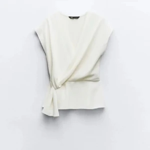 Vit blus Zara - Så snygg, kommer inte till användning med prislappen kvar!💗