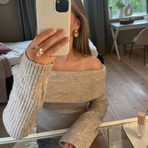 Offshoulder tröja  - Snygg offshouldertröja som är perfekt nu till hösten💞💞 använd en gång så är i nyskick. Är oversized i XS så passar S och M om man vill ha den lite tajtare. Skriv för fler bilder💞💞
