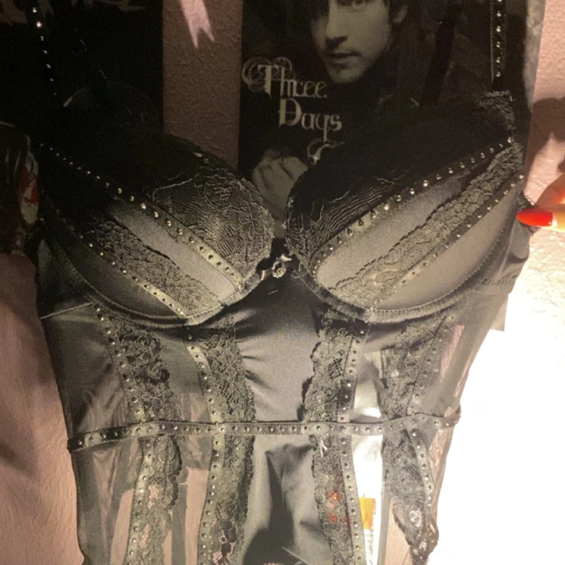 Svart korsett med glittrig detaljer  - 90