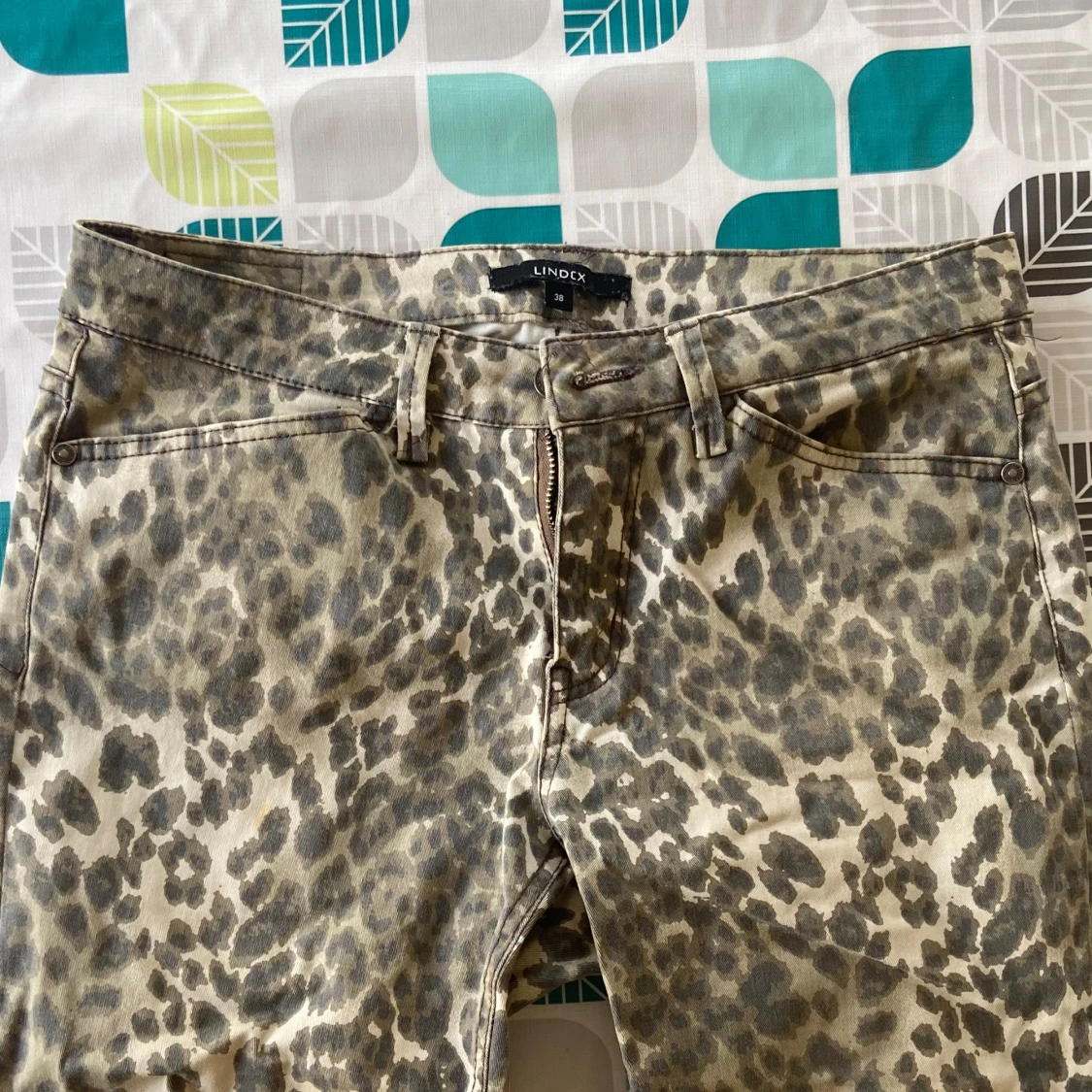 Lågmidjade leopard jeans
