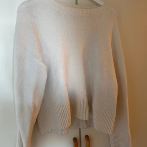 Tröja Other stories  - Säljer denna vita stickade tröja, lite nopprig men går nog att fixa.