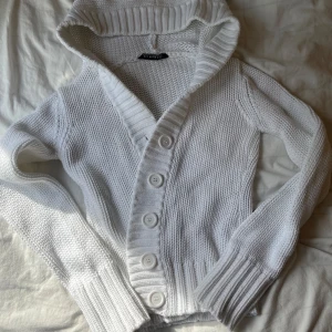 Vit stickad  - Säljer denna super mysiga vita stickade med luva och knappar! Nyskick och superfin!!💕💕storlek M.