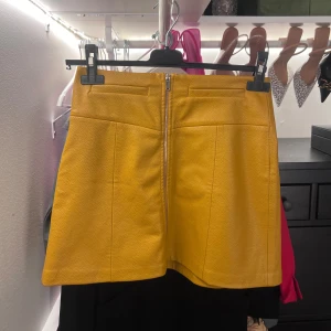 Skinnkjol  - Senapsgul med guldig dragkedja. Sparsamt använd. 