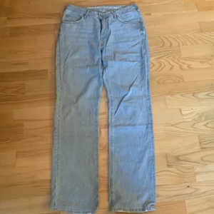 Bikbok jeans - Ljusblåa jeans från bikbok. Dem är i bra skick och väldigt snygga men dem är tyvär för stora för mig, pris kan diskuteras vid snabb affär