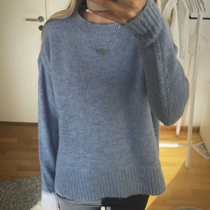 blå stickad tröja  - jättefin blå stickad tröja från vero Moda💞 