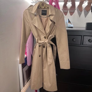 Beige kappa  - Fint skick, en knapp på ena axeln saknas