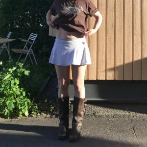 Björn Borg white tennis skirt - Vit tenniskjol från Björn Borg i bra skick utan defekter. Jag har vikt ner midjan då jag tycker om att ha lågmidjat men det går att ha den högmidjat också om man vill☺️den har shorts insydda så man behöver inte vara orolig att flasha!