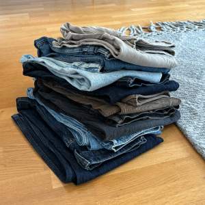 8 par jeans, VAILENT, LEVIS, BUTTER och liknande. Hör av er vid intresse, hälften är straight och resten är large, (baggy). Kom med frågor eller bud i pm. Alla jeansen totalt kostar ca 5000kr nypris. Kan köpas en för en men blir billigare vid flera.