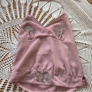 Rosa halterneck topp - Säljer denna super fina toppen mä paljetter på, köpt på sellpy <3