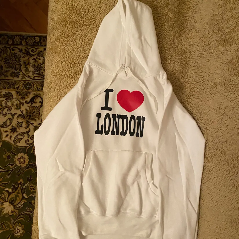 Tjocktröja med I❤️London märkt över bröstet. Storlek XL. Använd en gång.. Hoodies.