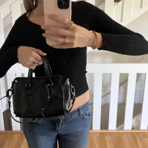 Trendig handväska  - Säljer denna väldigt fina handväska. Ändå  Bra skick  men har använt den en del  passar till allt, simpel. Trendig och får plats med mycket 