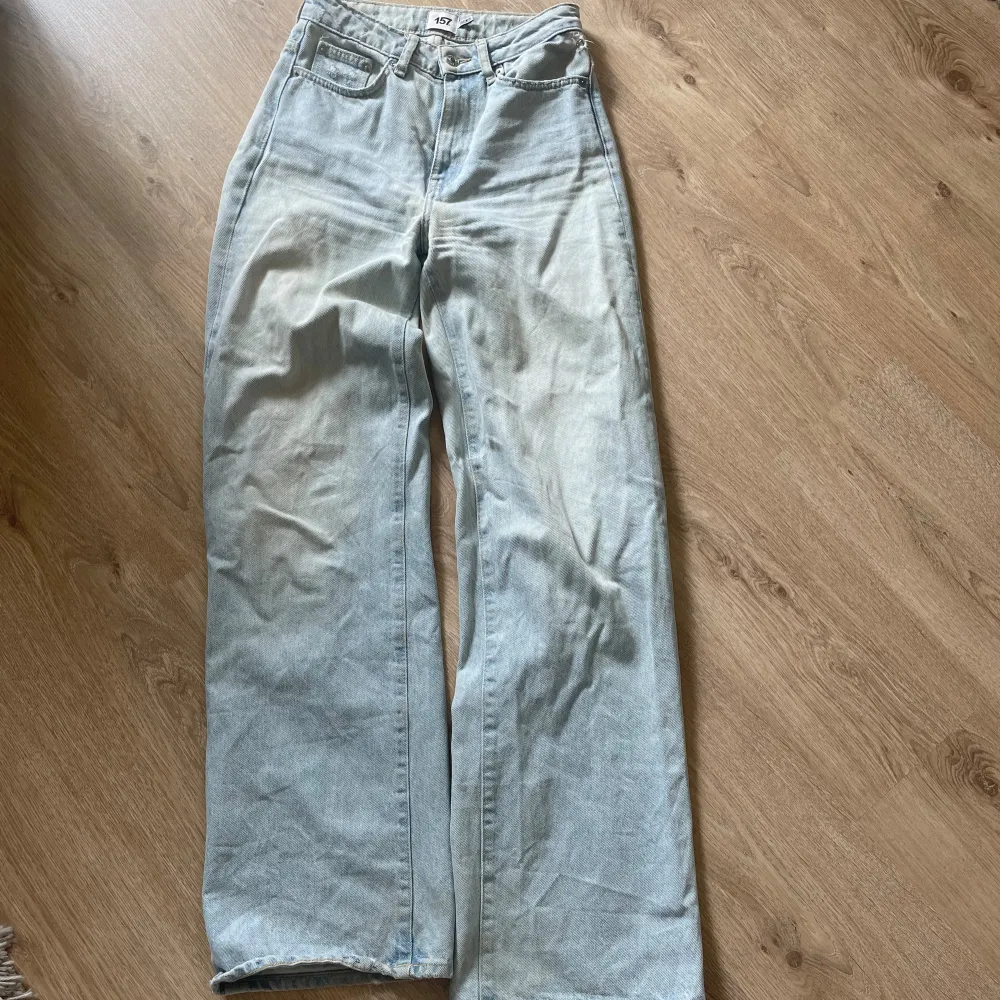 Bouleward jeans från lager157. Wide/straight leg i fint skick. Köparen står för frakten och betalning sker via Swish 🙏🏼. Jeans & Byxor.