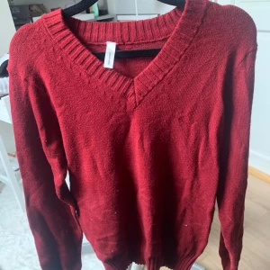Röd tröja - En fin röd tröja i bra skick. Inga tydliga tecken på användning. Står ingen storlek på men skulle säga att den är i sterolen s men funkar för m/xs oxå. Väldigt skönt och stretchigt material. Hör gärna av er om ni har frågor🫶🏻