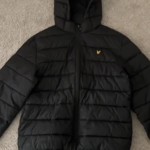 Lyle scott jacka  - Lyle scott jacka svart i jättebra skick 