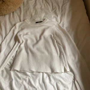 Vit stickad tröja - Säljer min jättefina stickade tröja från bikbok, säljer då den inte kommer till användning. Tröjan har en liten slits nere vid armarna
