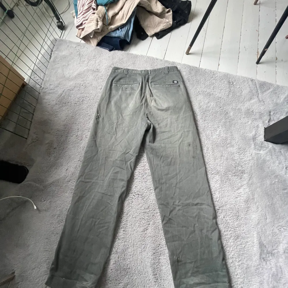 Ett par grå Dickies byxor som är i mycket gott skick förutom ett litet hål på vänster ben, syns på bild 4. Passar mig som är 175cm och väger 72 kg väldigt bra. Om du har fler frågar är de bara att skriva.. Jeans & Byxor.