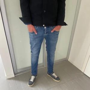 Dondup Jeans George  - Säljer nu dessa sjukt snygga dondup George jeans i storlek 30 och väldigt bra skick som passar till allting året om, skriv för fler bilder/frågor🙌🏼