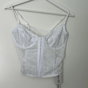 Spets topp - Jätte fin spets topp. Helt ny med lappar kvar. Var tyvärr för stor så säljer nu den. Är i bh storlek så 80c. 
