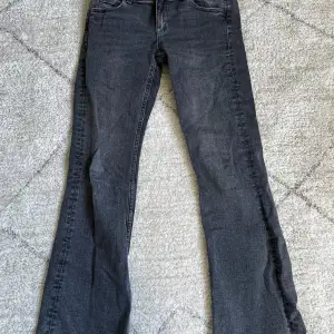 Super snygga gråa lågmidjade jeans från Gina Young i otroligt bra skick. Storlek 158 men passar mig som bär Xs/S och är 163cm lång. Nypris 350kr. 