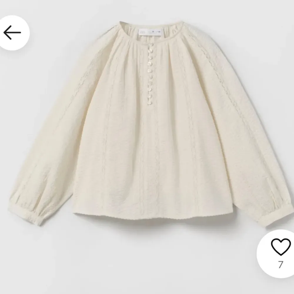 Naturvit blus från zara som är använd fåtal gånger i storlek 164 ( passar Xs-s). Lånade bilder på exakt samma blus. . Blusar.