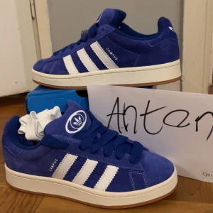 Adidas Campus 00s Dam Blåa - Helt nya - Hej! Säljer några oanvända blåa Adidas Campus i storlekarna 38, 38 2/3, 39 1/3, 40.Dessa trendiga (slutsålda) och bekväma skor är inköpta direkt från adidas. Vita snören ingår.Finns i Örebro,men kan även frakta på köparens bekostnad(118 kr)