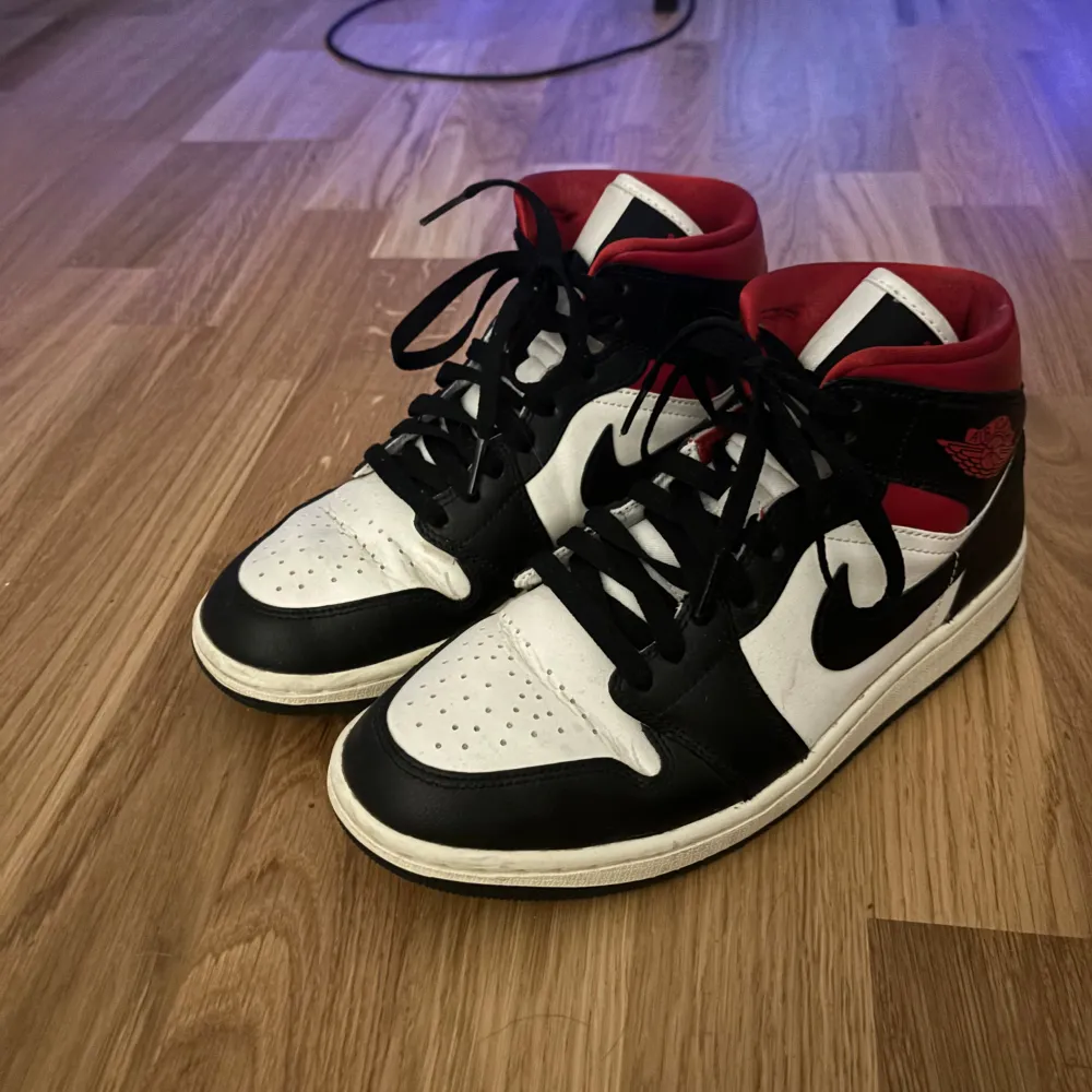 air jordans mid, lite creased men kan lätt fixas. Dom är knappt använda tack vare att jag inte riktigt gillat hur dom sitter på mig.. Skor.