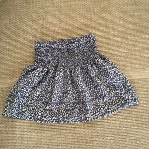 Kort blommig kjol - Bra skick storlek s blå med blommigt mönster 