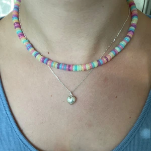 Halsband av smälta pärlor - Halsband av smälta pärlor. Superfina färger perfekt för sommaren. 