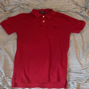 Polo picke röd - Hej, nu säljer jag min polo picke för att den är för liten för mig 10/10 skick perfekt för hösten/sommaren o priset kan diskuteras skriv om nu har några funderingar.
