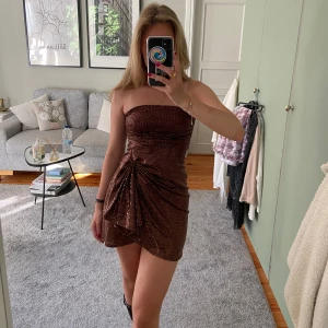 Mini klänning med paljetter - Pull & Bear - Endast använd en gång så klänningen är i bra skick! 