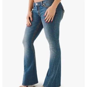 True religion jeans - True religion jeans. Lågmidjade bootcut jeans. Storlek w25. Helt nya, bara provade men tyvärr för stora, men har inte möjlighet att lämna tillbaka eftersom jag råka ta av lappen. Köpta på Åhléns för 1899kr.